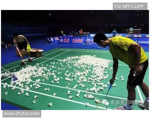 足球明星意外弯腰捡手机瞬间引发热议网友纷纷点赞称其亲民可爱