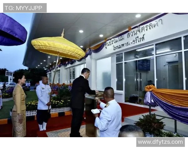 足球明星在赛场上跪下的瞬间展现了对比赛的热爱与敬意